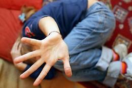 Violenze sessuali su bambino, arrestato l'amico di famiglia