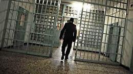 Carceri: ispettore preso a pugni da detenuto a Secondigliano