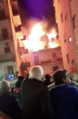 Portici, fiamme in fabbricato: 26 intossicati, 72 gli sfollati