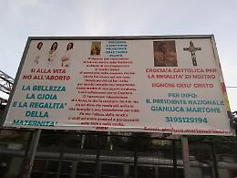 “Si alla vita, no all’aborto”, maxi-poster di Crociata Cattolica a Napoli