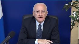 De Luca attacca il Governo: «Risultati inesistenti mentre Meloni sfila sul red carpet»