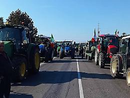 Protesta agricoltori, trattori in marcia nel Casertano