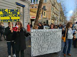 Voragine al Vomero, sit in di protesta dei residenti