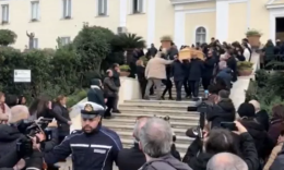 Antonella morta a Ischia, folla e commozione ai funerali