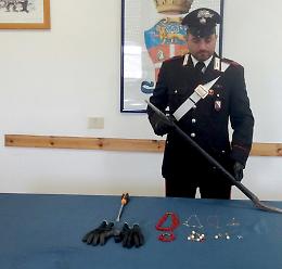 Rubano preziosi in un'abitazione a Torre del Greco: preso 16enne, caccia ai complici