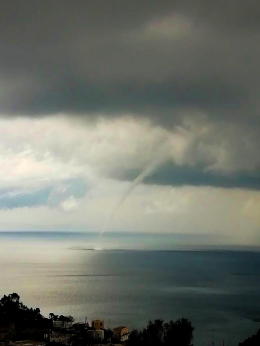 Spettacolare tromba marina a Capri