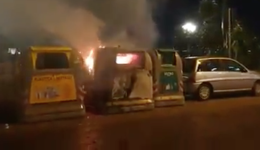 Ancora un rogo di cassonetti, fumo nero a piazza Plebiscito