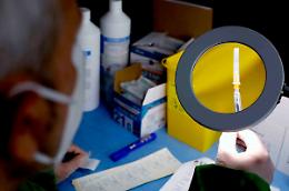 Covid, appello dell'Asl ai giovani medici: «Diventate vaccinatori»