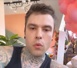 Fedez e il vaccino della nonna: «Fontana e Moratti, chiedete scusa»