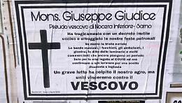Stop a processioni per Pasqua, manifesti funebri per il vescovo