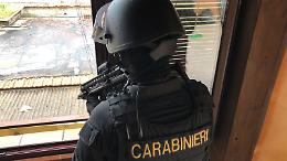 Uccide la madre e si barrica in casa, catturato vivo