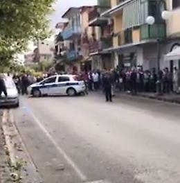 Tragedia familiare a Qualiano: uccide la madre e si barrica in casa