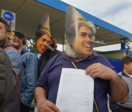 Di Maio contestato a Pomigliano, maschere di Pinocchio con il suo volto