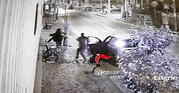 Scaraventa a terra due ragazze per rubare una borsa, preso