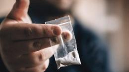 Spaccia droga con bimbo di 10 anni, arrestato