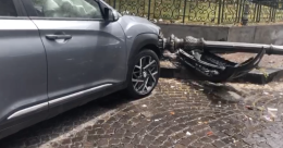 Auto sbanda in piazza Vanvitelli e abbatte palo dell'illuminazione