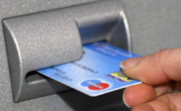 Usa carte di credito rubate per prelevare soldi da banche, arrestato