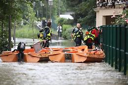 Parigi, paura per la Senna in piena