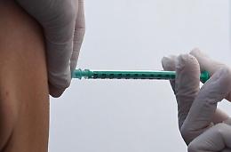 Vaccino 12-15enni, pediatri: importante farlo, ma per ora no all'obbligo