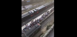 Treno in avaria, in video centinaia di passeggeri in attesa