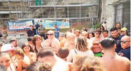 Blitz degli attivisti alla spiaggia di Donn’Anna
