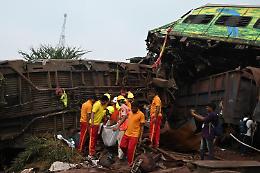 Scontro tra treni in India, 288 morti e oltre 900 feriti