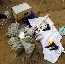 Armi e droga in una cassaforte nascosta, sequestro a Forcella