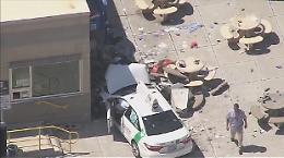 Boston, taxi sulla folla: almeno nove feriti