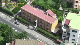 Clan Di Lauro e Bocchetti, sequestrati hotel e autosalone: arrestato prestanome