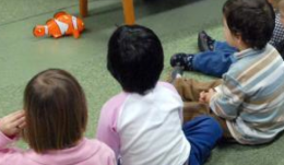 «Sadismo» su bimba di 3 anni, fermati i genitori su segnalazione della scuola