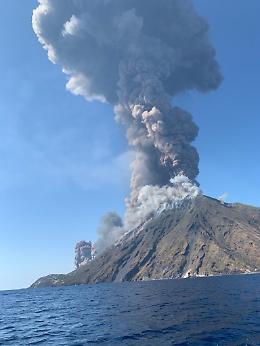 Violente esplosioni dallo Stromboli, paura per turisti e residenti: un morto e un ferito