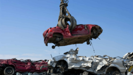 Rottama l'auto e poi ne denuncia il furto per non pagare cartelle esattoriali