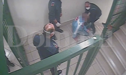 Violenze in carcere, striscione choc contro la polizia