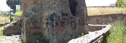 Pianura, imbrattato il mausoleo romano