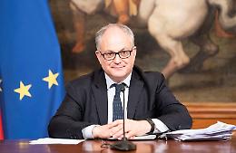Decreto agosto, il ministro Gualtieri: «Sconti se paghi col bancomat»