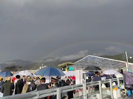 Un arcobaleno "abbraccia" Genova sul nuovo Ponte Morandi