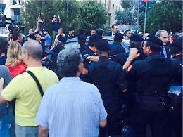Marino al sit-in del Pd tra fischi e applausi