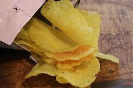 Mangia solo patatine fritte, “cieco" a 17 anni