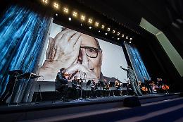 Venezia 77, inaugurazione con applausi per Morricone e "Lacci"