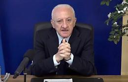 Covid, De Luca: «Numeri preoccupanti per quanto riguarda i decessi, anche di giovani. Vacciniamoci tutti»