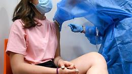 La Gran Bretagna dice no al vaccino sotto i 15 anni: «Sconsigliato per ragazzi e bambini sani»