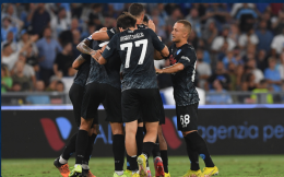 Gli azzurri espugnano l'Olimpico e volano in testa alla classifica: Lazio-Napoli 1-2