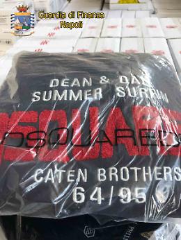 Napoli, sequestrati 6.100 capi di abbigliamento contraffatti: 5 denunciati