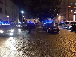 Fermato dai carabinieri, li riprende in diretta Facebook e li offende