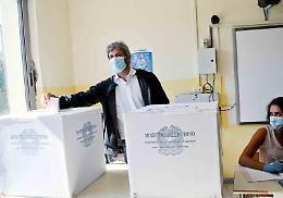 Napoli, il presidente della Camera Fico ha votato all'istituto Della Valle