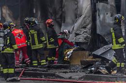 Milano, aereo precipita: 8 morti, c'è anche un bambino