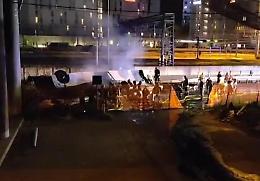 Bus di turisti precipita dal cavalcavia: è una strage