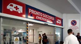 Pronto soccorso, paziente sfascia a calci tavoli e pc