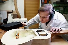 Ecco la nuova chitarra brevettata dal maestro Sellitto per il live di Escobar