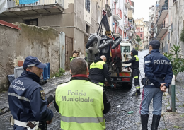 Controlli a Napoli su veicoli abbandonati e autorimesse